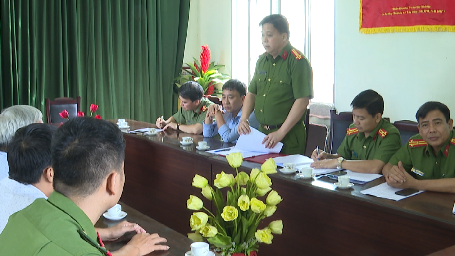 Đại tá Bùi Trung Thành - Phó Giám đốc CATP biểu dương Công an các xã Trấn Dương, Giang Biên (huyện Vĩnh Bảo)